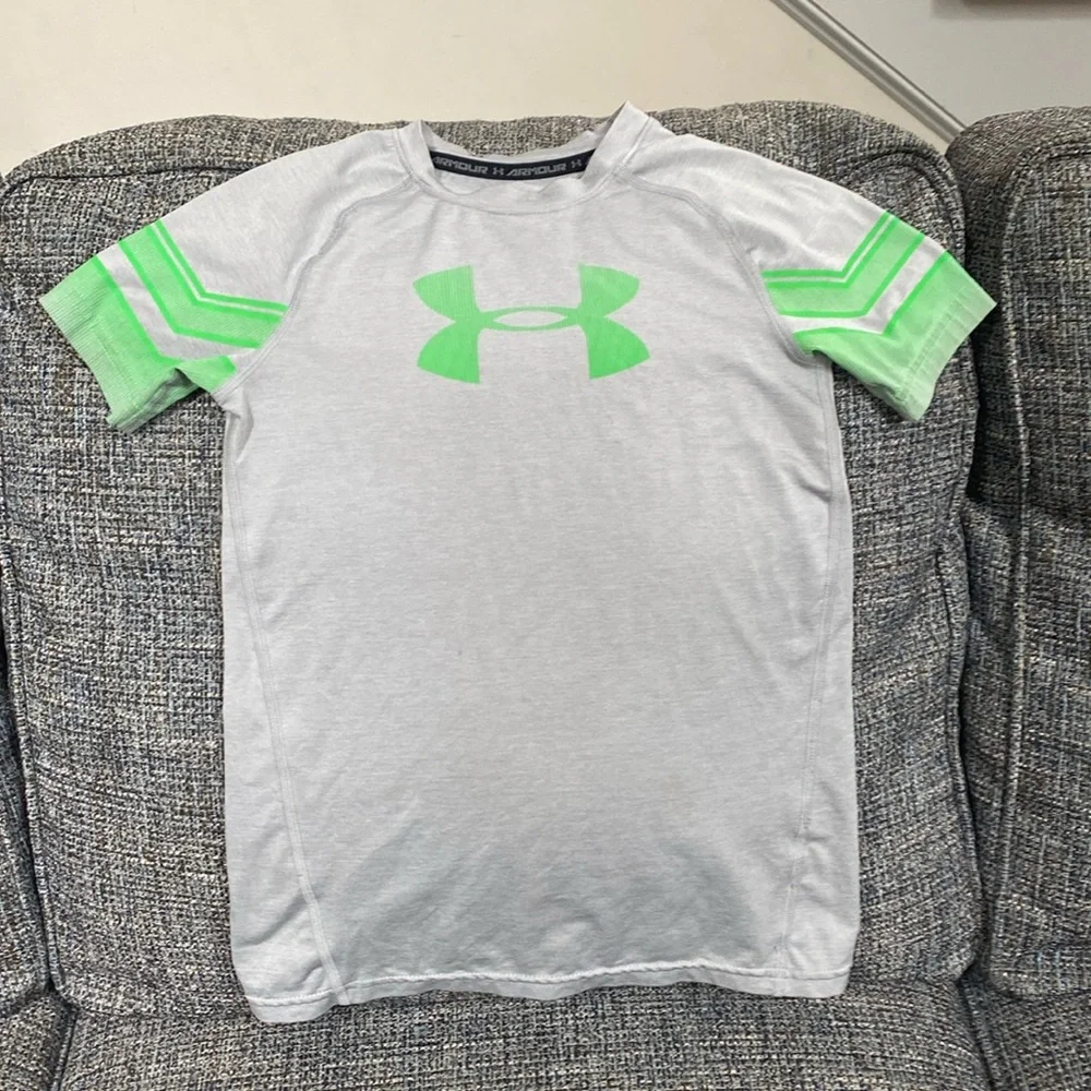 Under Armour Heat Gear Gray & Green Fitted Shirt, Size Youth M